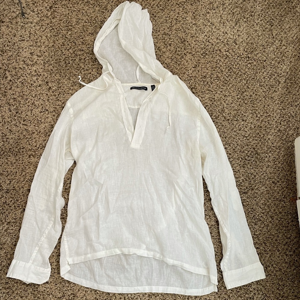 Saks Fifth Avenue men’s linen quarter button hoodie. Excellent condition!